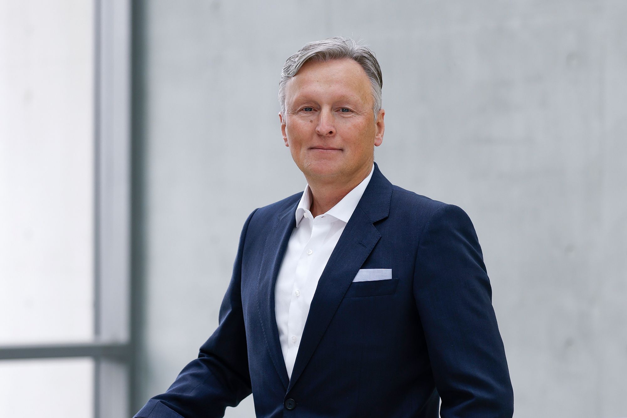 ZF LIFETEC Geschäftsführer Rudolf Stark vor einer Fensterfront.