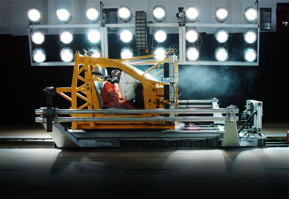 Crash-Test-Anlage mit Airbag und Sicherheitsgurt